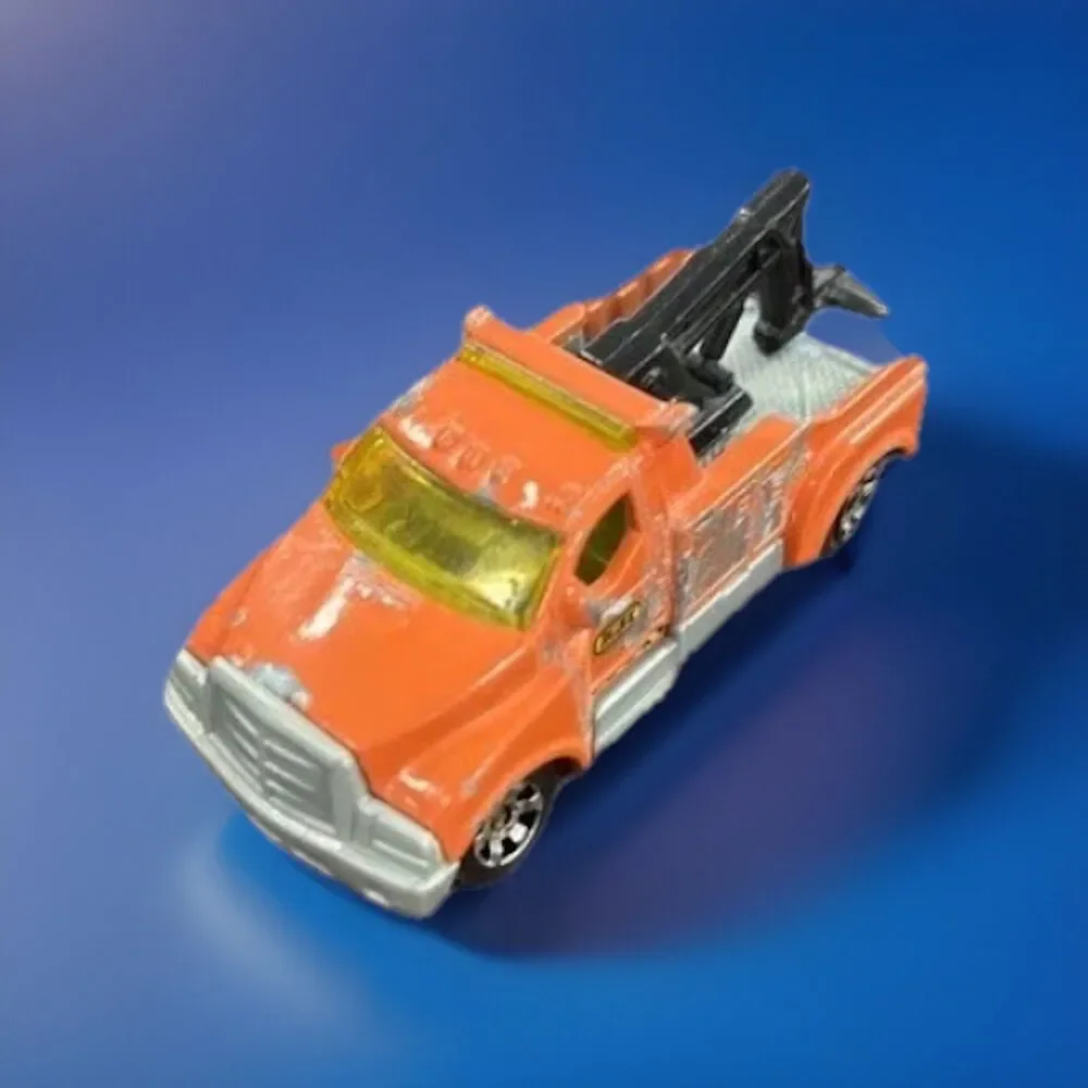 Matchbox 2005 Orange Tow Truck MB661 City Works *ROUGH PAINT*